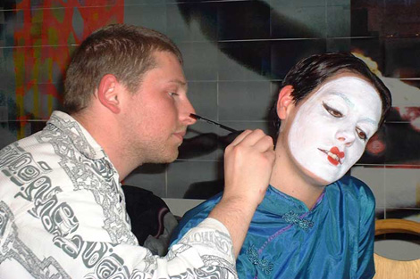 Je suis en train de faire du body-painting sur une amie, je la peins en Geisha pour une soirée.